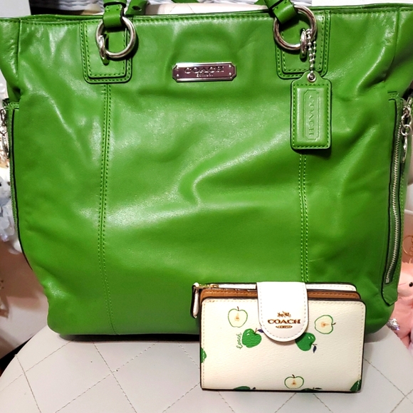 Coach Gallery Green Leather Zipper Pockets Double Handles Tote Bag💚🍏 - Picture 17 of 17